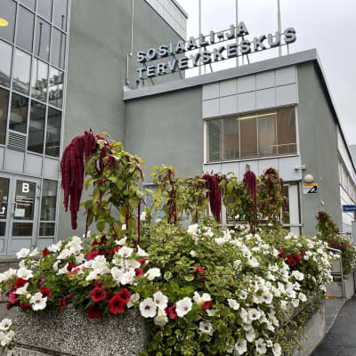 Kuopion pääterveyaseman ilmoituskyltti rakennuksen katolla, jossa lukee Sosiaali- ja terveyskeskus