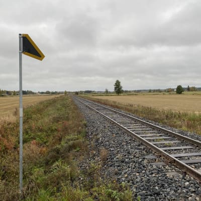 Suupohjan rata Marrilankyläntien tasoristeyksen kohdalla Kurikassa. Suunta Kaskisiin päin.