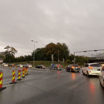 Autoja jonossa Helsinginkadun työmaalla sateisessa säässä.