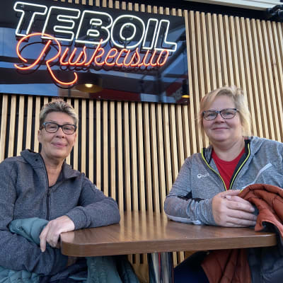 Anne Keinänen ja Satu Riihelä istuvat Ruskeasuon Teboililla.