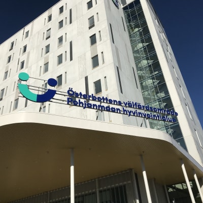 Det nya H-huset på Vasa centralsjukhus område står så gott som klart den 25 augusti 2022.