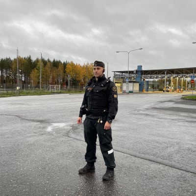 Niiralan rajatarkastusaseman päällikkö Eetu Multanen seisoo rajanylityspaikan edustalla.