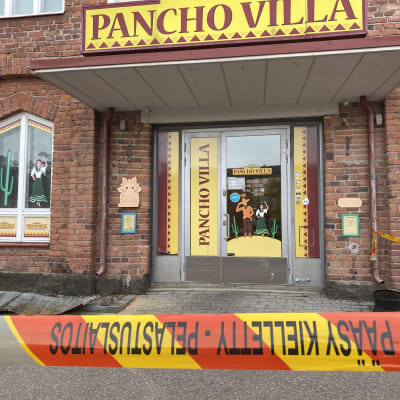 Kuvassa on kauppakeskus Sykkeessä sijaitsevan ravintola Pancho Villan etuovi.