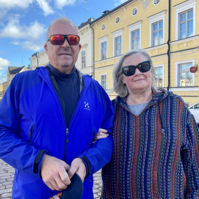 En man och en kvinna i höstkläder och solglasögon.