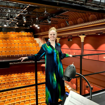 Maria Itkonen oopperasalissa.