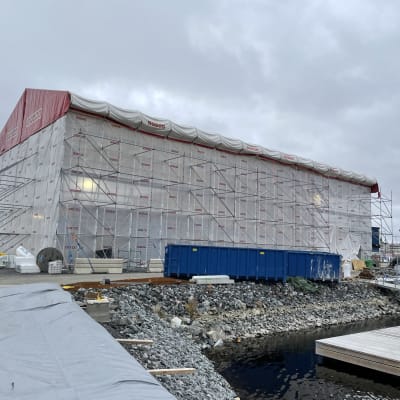 Kuopion sataman uusi järvimatkailukeskus, joka on vielä rakenteilla.