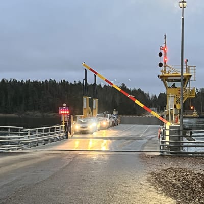 Skåldö färja i skymningen.