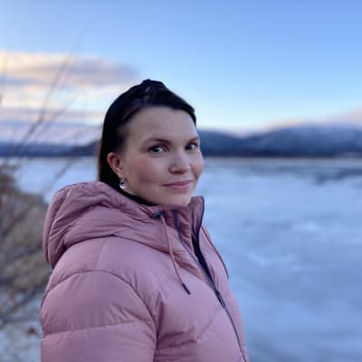 Leena Niittyvuopio-Jämsä Tenon rannalla.