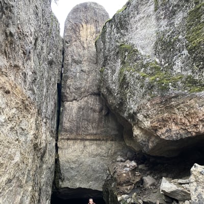 Johan Rikberg vid grottöppning i Gumbostrand i Sibbo. Grottan sägs leda in till Lemminkäinens tempel, som enligt guiden Ior Bock fanns där. . 