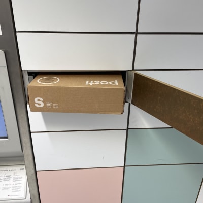 Ett S-paket som postas via Postens paketautomat
