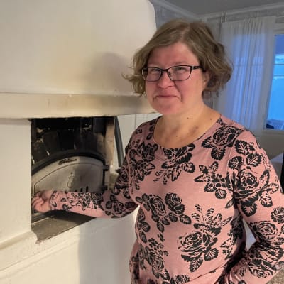 Oikealla nainen avaamassa valkoisen leivinuunin luukkua.
