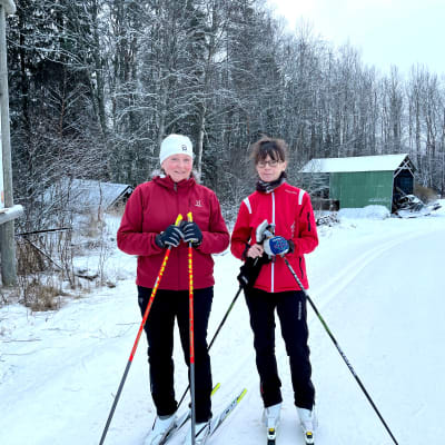 Två kvinnor i ett skidspår.