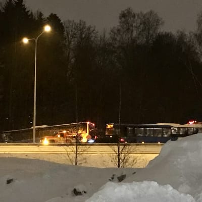 Bussi suistui ojaan Ykköstiellä Kilon liittymän lähettyvillä.