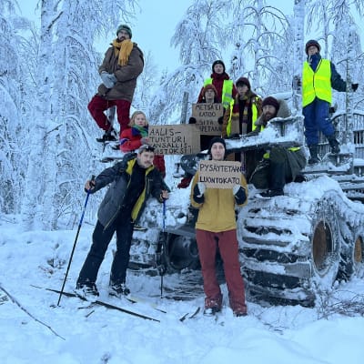 Aktivister blockerar en skogsmaskin i Aalistunturi i januari 2023.