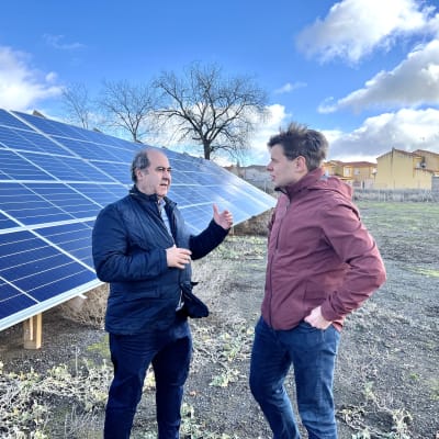 Borgmästaren Juan Carlos Moraleda i den spanska byn Ballesteros de Calatrava, tillsammans med Svenska Yles utsände Ville Hupa.