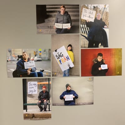 Bilder på personer med funktionsnedsättning med skyltar i händerna. Bilderna finns på väggen på FDUV:s kansli. 