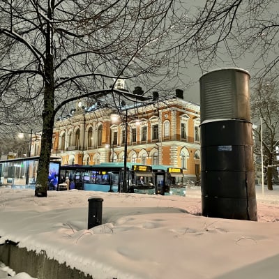 Busseja kaupungintalon edessä talvella.