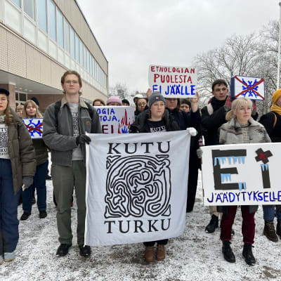 Demonstranter på universitetsbacken i Åbo.