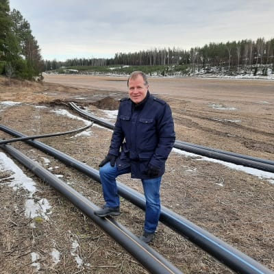Risto Saarinen med vatten- och avloppsrör i Degerby, Ingå.