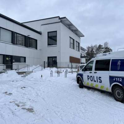 Poliisiauto Vesalan peruskoululla, jossa tapahtui epäilty puukotus keskiviikkoaamuna 8.3.