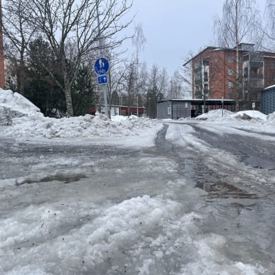 Sohjoa tiellä.