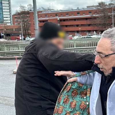 Mies hyökkää Ben Zyskowiczin kimppuun Itäkeskuksessa.