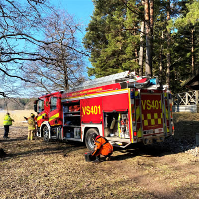 En brandbil vid Koupo badstrand. På plats också räddningsverkets personal.