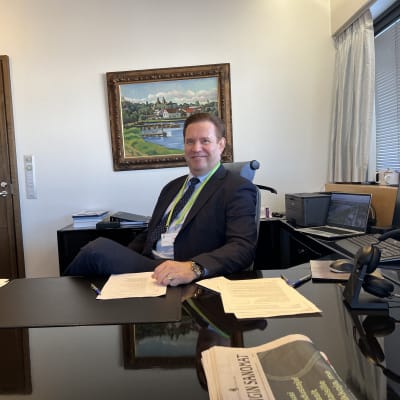Lappeenrannan kaupunginjohtaja Kimmo Jarva työhuoneessaan istumassa. 