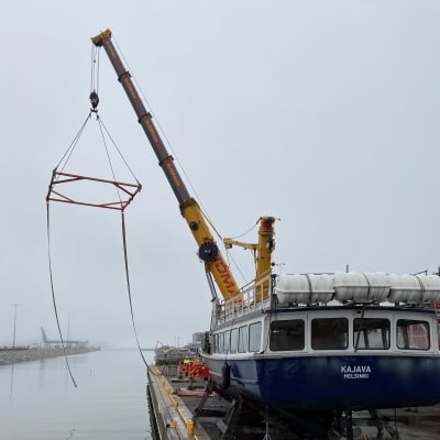 En blå båt i en hamn.
