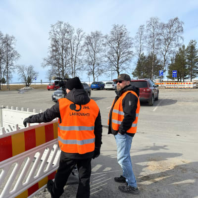 JHL:n lakkovahdit seisovat katutyömaalla Oulun Nallikarissa.