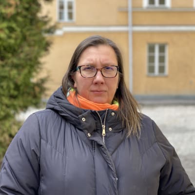 Bekymrad ung dam i glasögon.