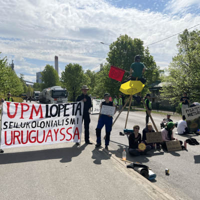 Elokapinas protesterar på en väg som leder till UPM:s fabrik. 