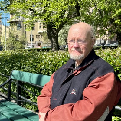 De Grönas veteranpolitiker Osmo Soininvaara på parkbänk i Helsingfors. 