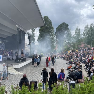 Konsertti Jyväskylän Lounaispuistossa, katsomossa paljon yleisöä.