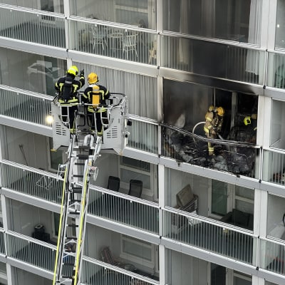 Kerrostaloasunnon tulipalo Lielahdessa Antti Possin kujalla. Palo sai alkunsa parvekkeelta. 