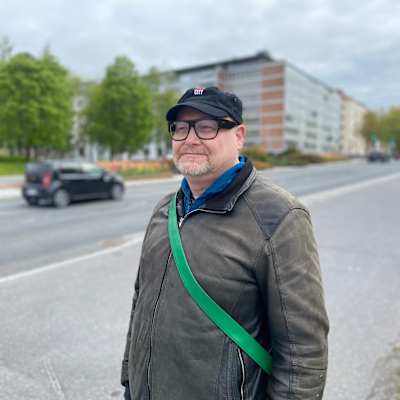 Man i stadsmiljö.