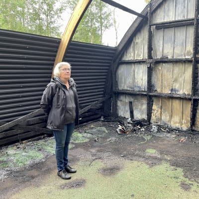 Ritva Tuominen poltetussa koiraharrastajien hallissa.