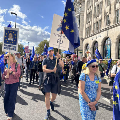 Ihmisiä EU:hun liittymistä vaativalla marssilla Lontoon kaduilla