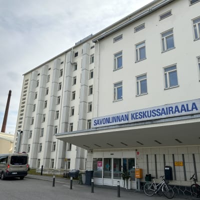Savonlinnan keskussairaalan pääovet ja julkisivu.