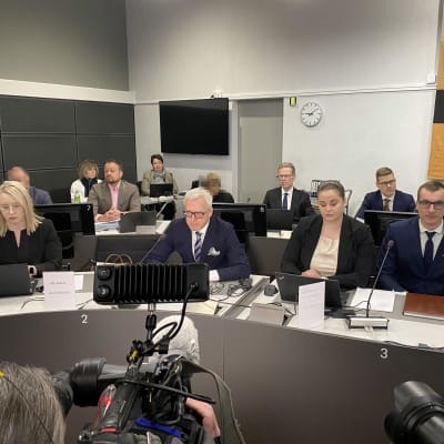 Puolustuksen asianajaja Kai Kotiranta ja Airiston Helmen syytettyjä ja puolustuksen avustajia.