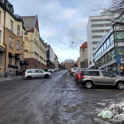Parkerade bilar vid Auragatan i Åbo.