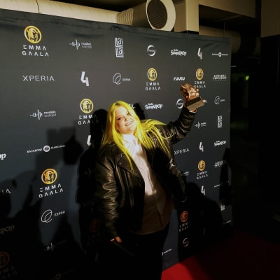Artisten Alma tog emot två statyetter på Emma-galan 2017.
