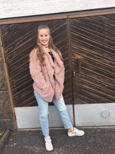 Ines Viinikkala framför en garagedörr.
