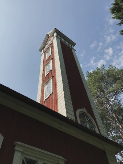 Ulkokuva palotornista, vanha punamullalla maalattu rakennus, valkoiset nurkkalaudat ja ikkunanpielet, kuvattu Varjakansaaren vanhassa sahakylässä.