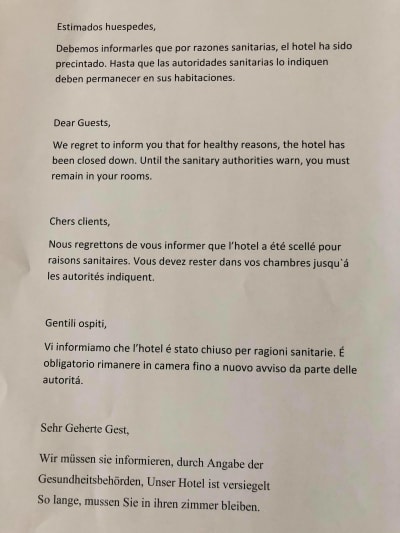 Information på flera språk om att på grund av en hälsorisk har hotellet stängts ner.