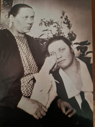 Mor och dotter Maria och Lydia Nyholm, foto taget på 1920-talet.