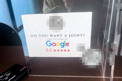 Papperslapp med texten "Do you want a joint? Give us a 5 stars on Google".