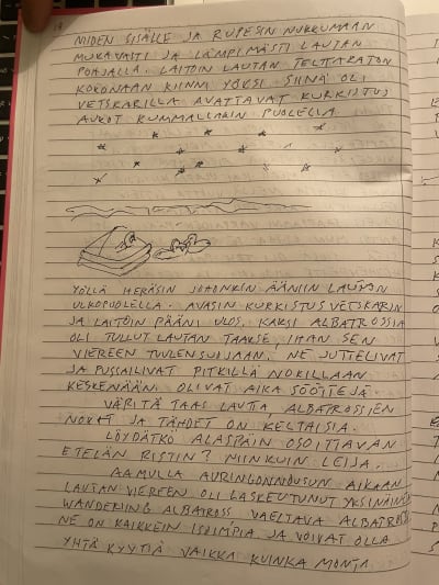 Käsinkirjoitettu kirje jossa selostetaan pelastautumisen vaiheita ja kuvituksena yksinkertainen piirros jossa pelastulautta, tähtitaivas ja kaksi albatrossia.