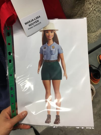 En bild på en skogsvaktare-Barbiedocka in i en plastficka.