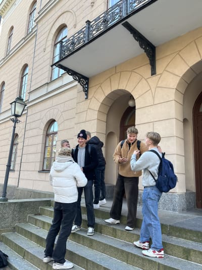 gymnasiekillar umgås och har roligt på Vasa övningsskolas gymnasiums trappor